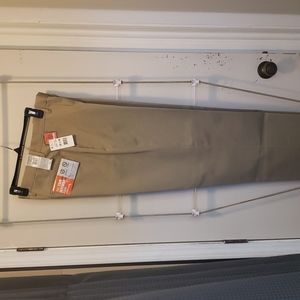 Men's Dockers Flat Front Khaki Pants. Size 32 x 32